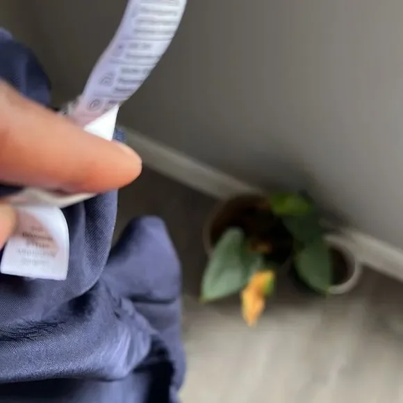 Vince Button-Front Long-Sleeve Drawstring Crop Shirt - Picture 10 of 10